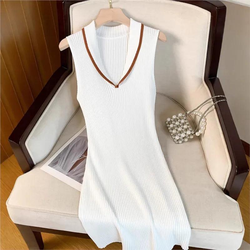 Fashionable knitted V-neck color blocked sleeveless slim fit dress for autumn and winter women's elegant temperament short skirt