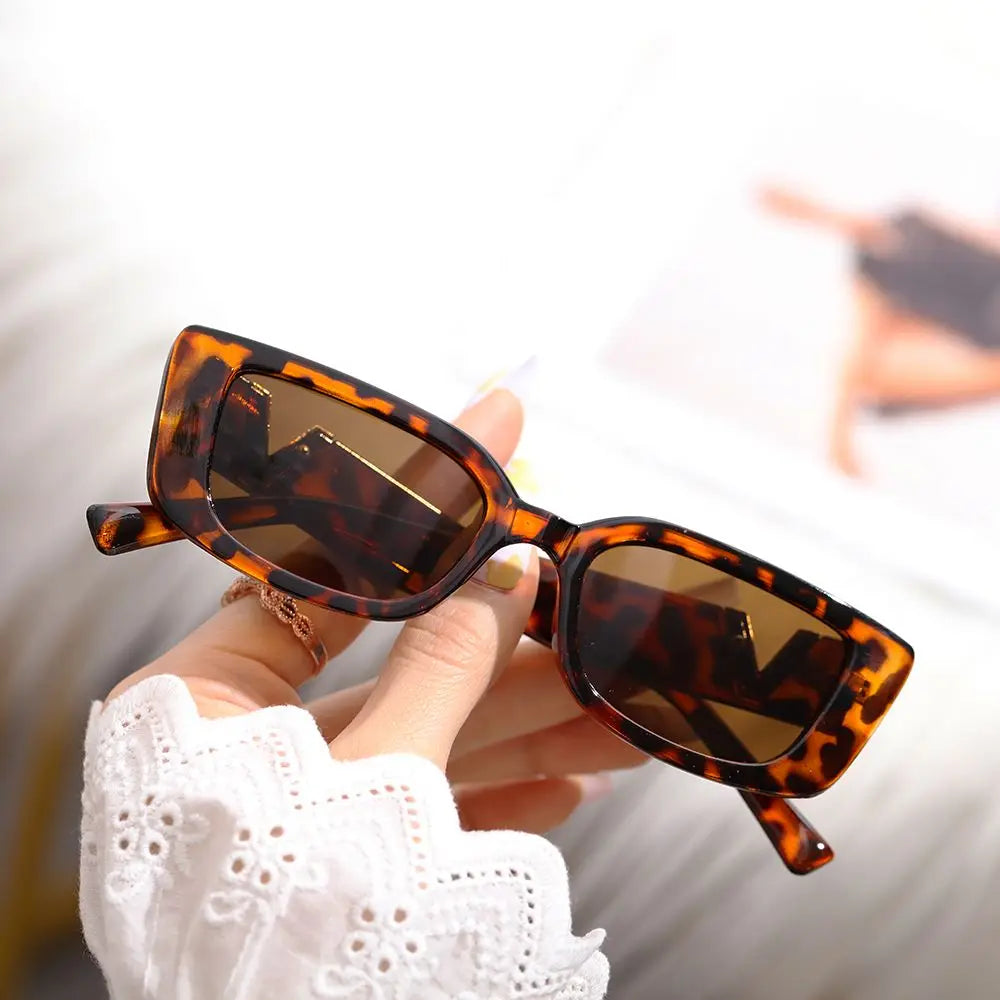 Retro Cat eyt Frame Sunglasses Women 2023 Luxury V Sun Glasses Men Fashion Rectangle Jelly Sunglasses with Metal Hinges UV400